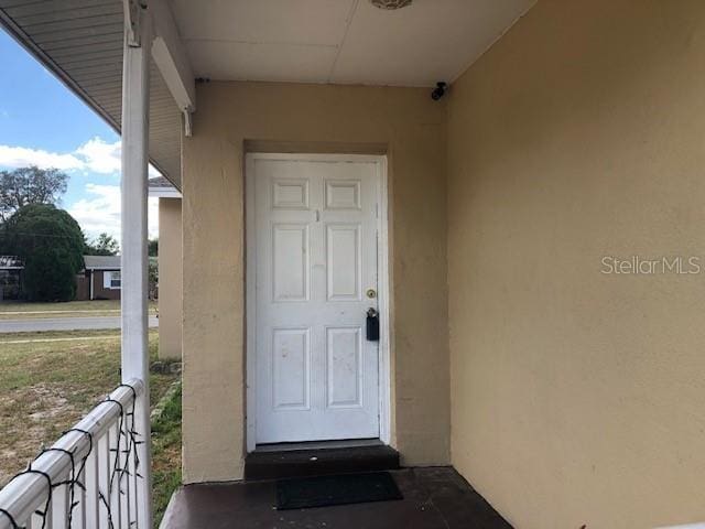 entrance to property featuring a porch