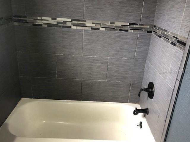 bathroom with tiled shower / bath