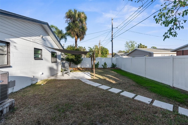 view of yard featuring a patio