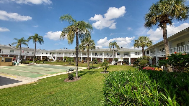 view of property's community featuring a yard