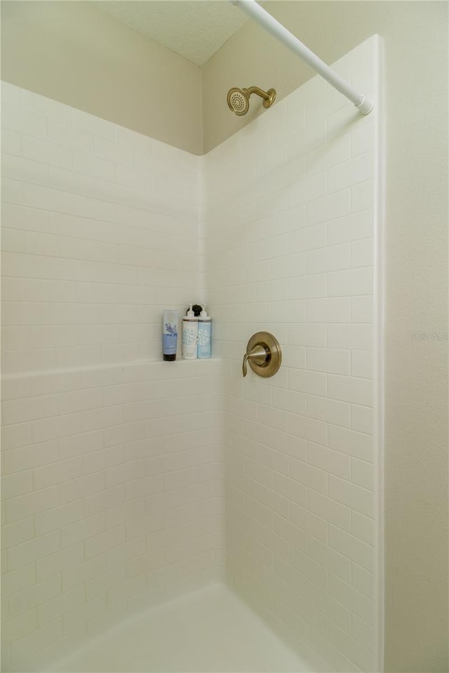 bathroom featuring a tile shower