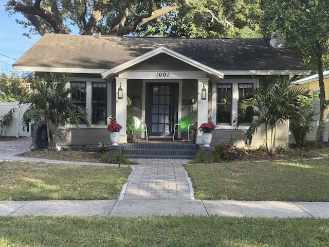 bungalow featuring a front lawn