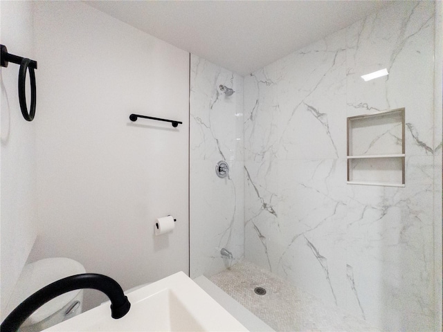 bathroom featuring a tile shower