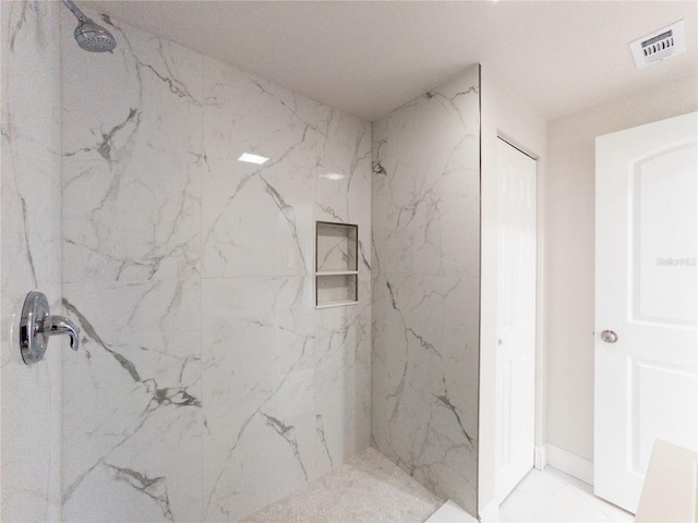 bathroom featuring a tile shower