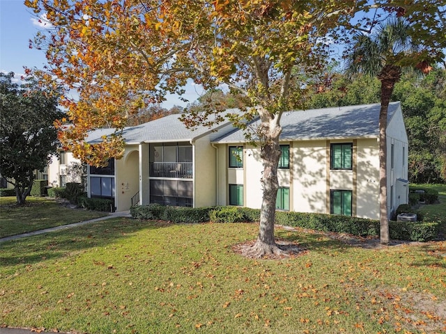 view of front facade with a front lawn