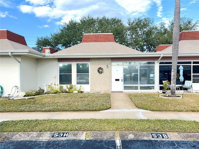 view of front of property featuring a front lawn