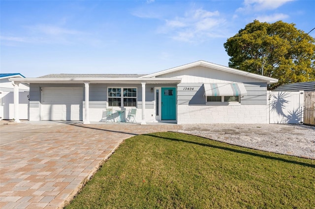 view of front of home featuring a garage and a front yard