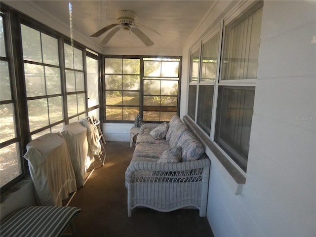 sunroom with ceiling fan