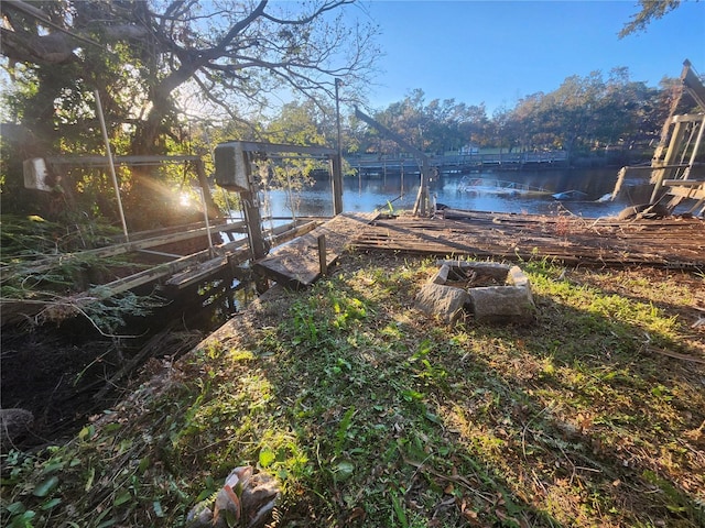 view of yard featuring a water view