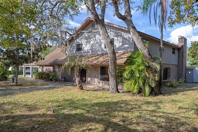 view of front of house with a front lawn