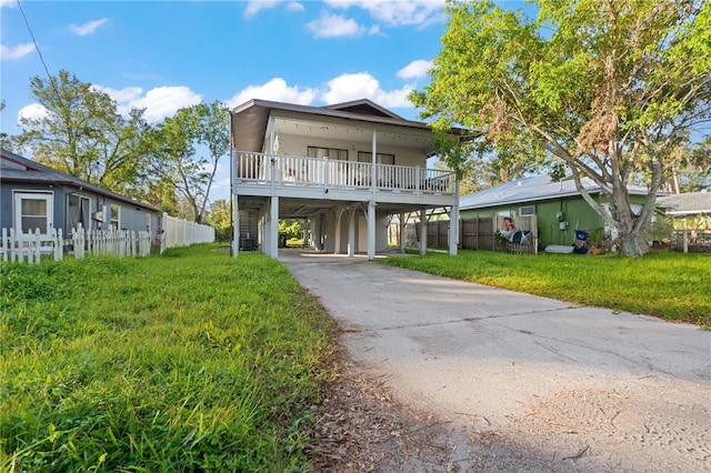 view of front of home featuring a front lawn and a carport