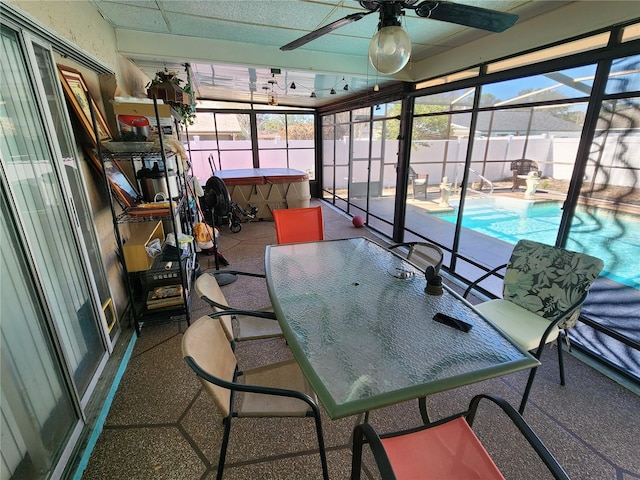 sunroom / solarium featuring a ceiling fan