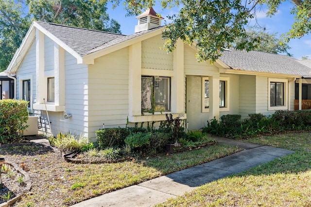 view of front facade featuring a front yard