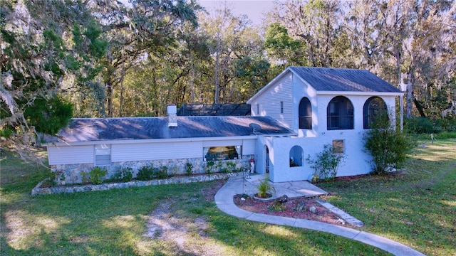 view of front of property with a front yard