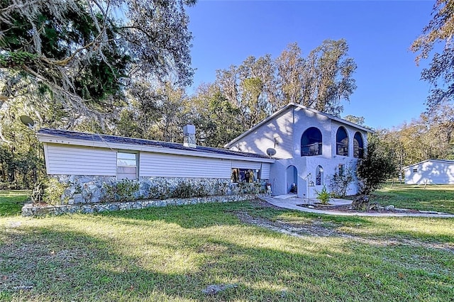 view of front of property featuring a front yard