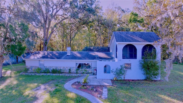 view of front of home featuring a front yard