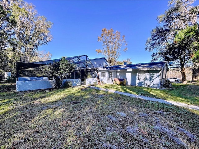 view of front of house featuring a lanai and a front lawn