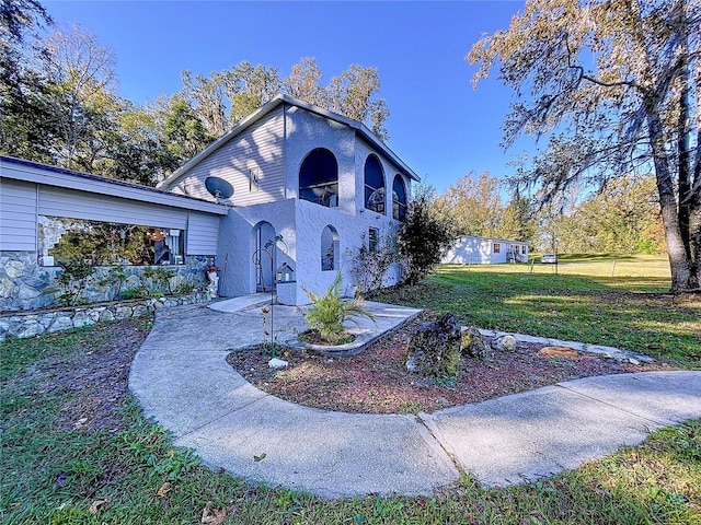 view of front of house with a front yard