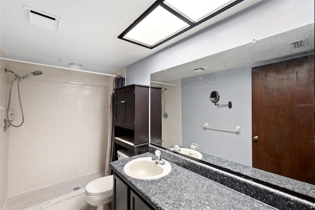 bathroom featuring a shower with shower curtain, vanity, and toilet