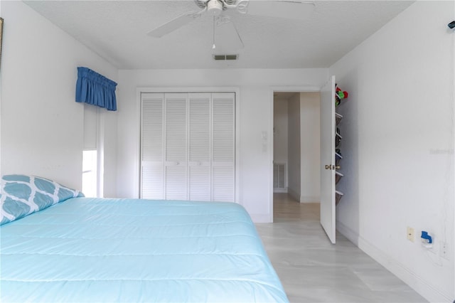 bedroom featuring a textured ceiling, a closet, and ceiling fan