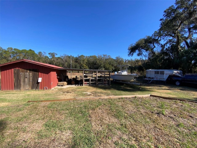 view of yard featuring an outdoor structure