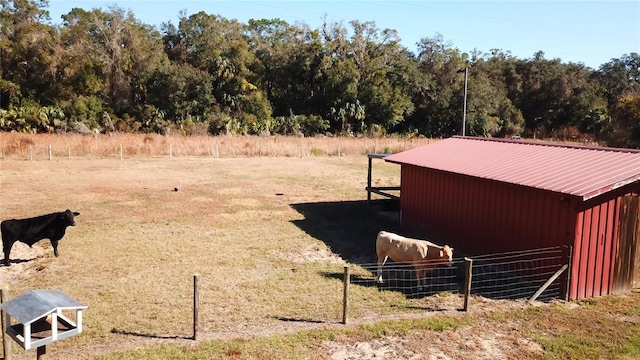 view of yard featuring an outdoor structure