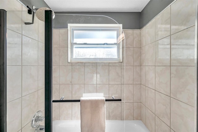 bathroom featuring tiled shower / bath