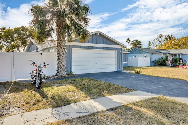 view of front of home featuring a garage and a front yard