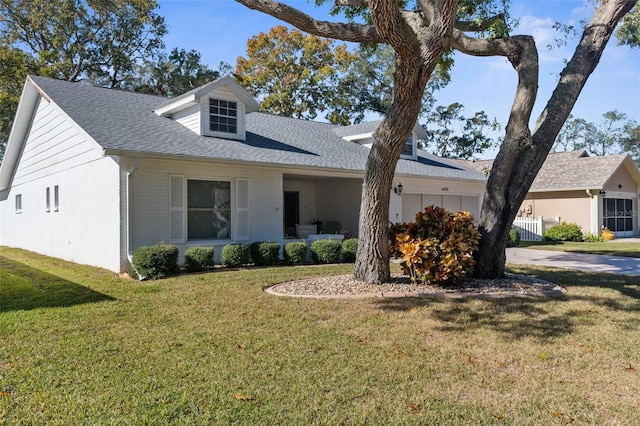 view of front of property featuring a front lawn