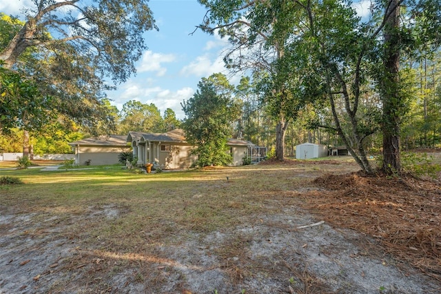 view of yard featuring a shed