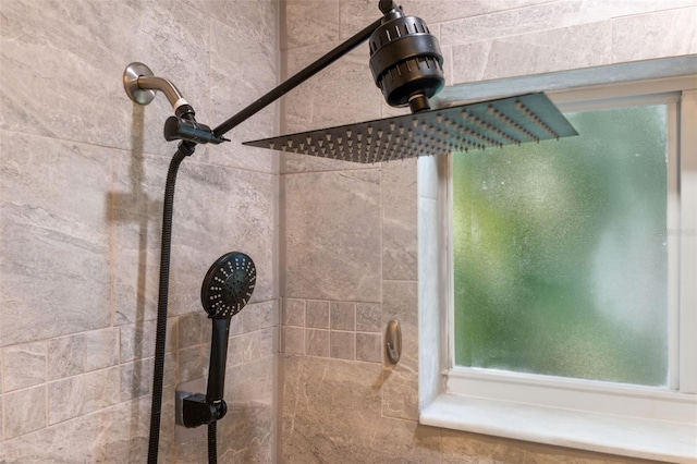 interior details with a tile shower