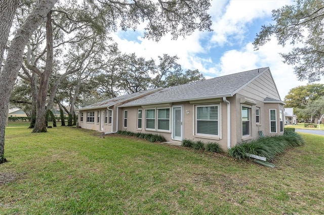 single story home featuring a front lawn