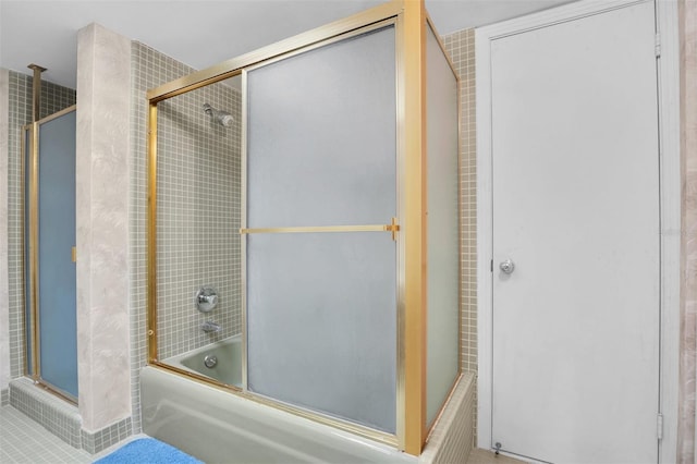 bathroom with enclosed tub / shower combo