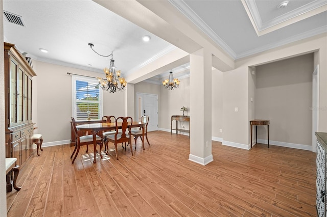 dining room featuring a notable chandelier, light hardwood / wood-style floors, and ornamental molding