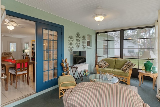 sunroom featuring ceiling fan