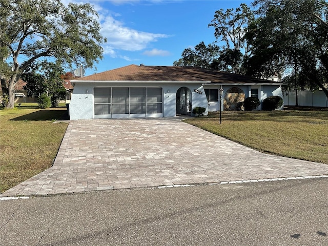 single story home with a front lawn