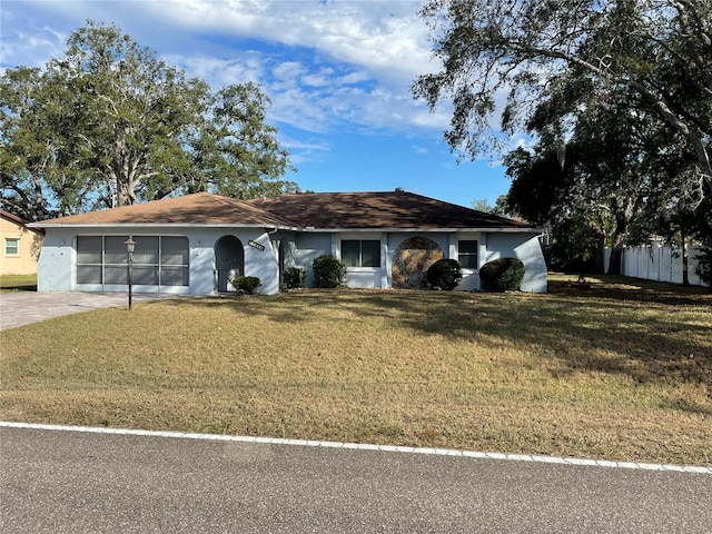 ranch-style home featuring a front lawn