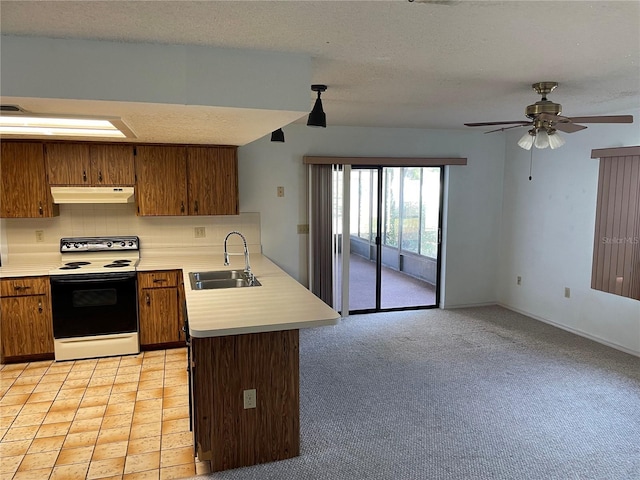 kitchen featuring ceiling fan, sink, white electric stove, kitchen peninsula, and decorative backsplash