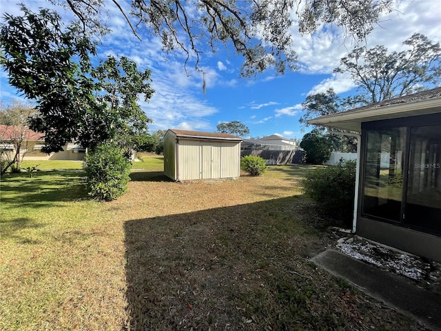 view of yard featuring a shed