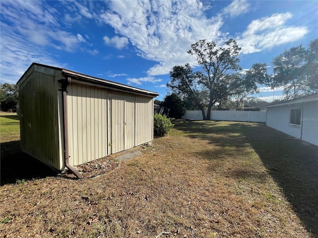 view of yard with a storage unit