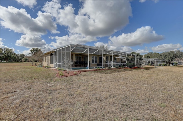 view of front of home featuring a lanai and a front lawn