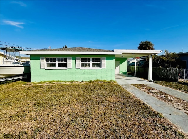 view of front of home featuring a carport and a front lawn