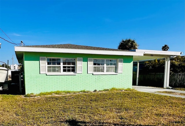 view of side of property featuring a lawn