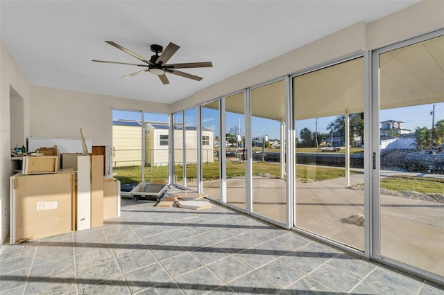 sunroom with ceiling fan