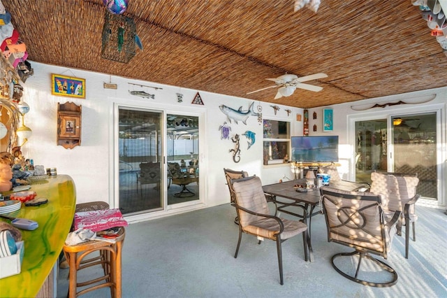 sunroom with ceiling fan