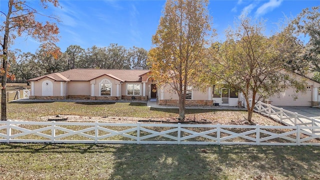 view of front of house featuring a front yard