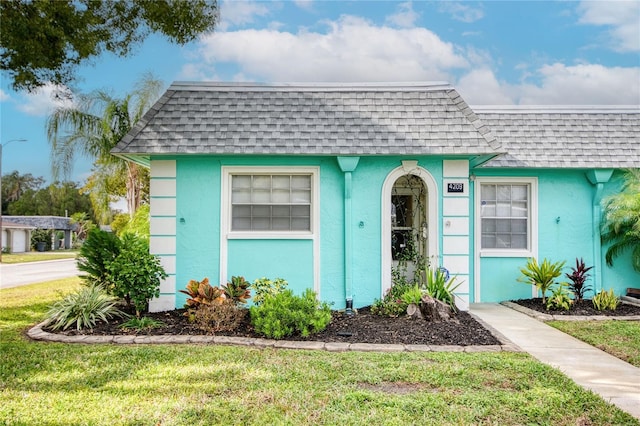 view of front of property featuring a front yard