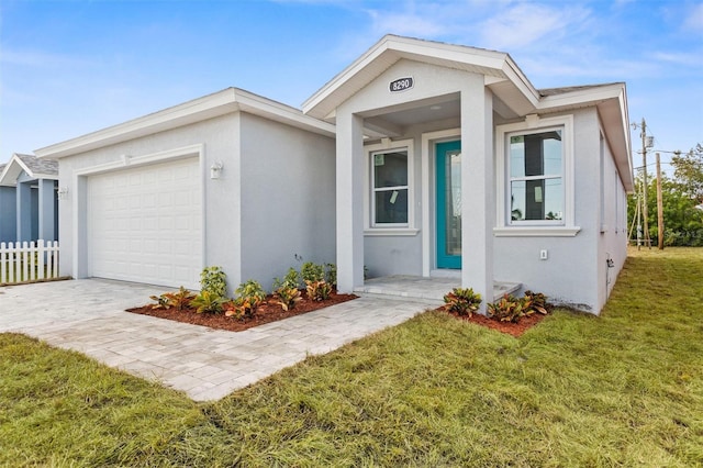 ranch-style house featuring a front lawn and a garage