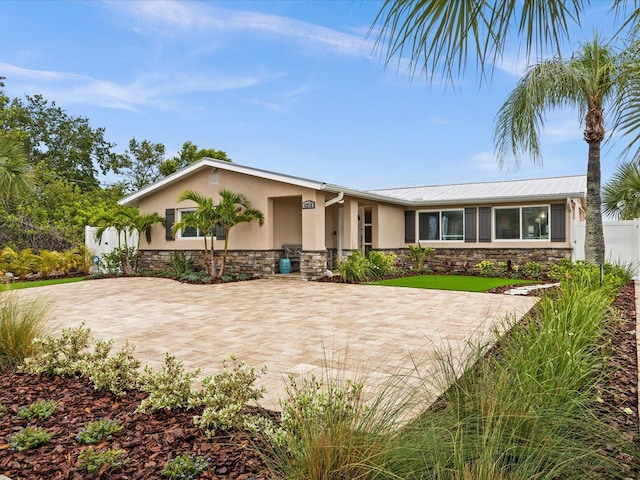 single story home with a front lawn