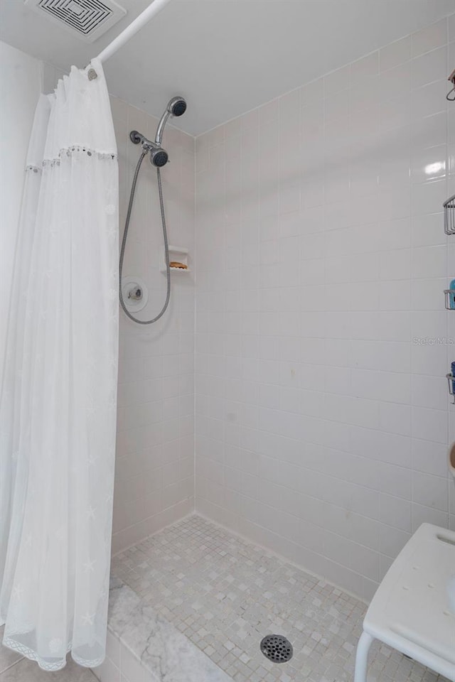 bathroom featuring a shower with shower curtain